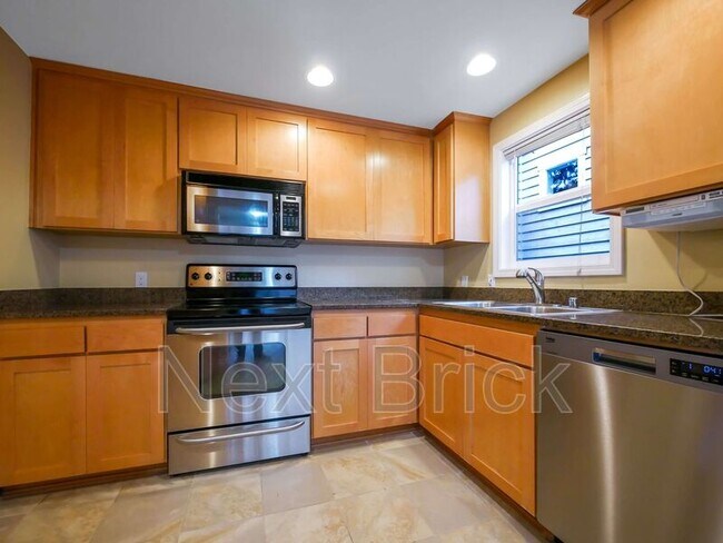 Building Photo - 2547 NE 85th St