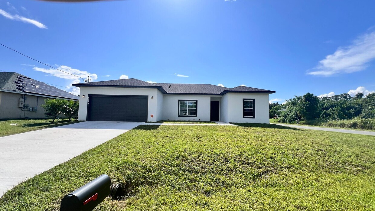 Foto principal - Beautiful 3 BR / 2 BA Home in Palm Bay!