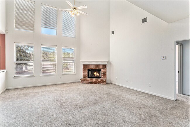 Foto del edificio - 2635 Lakehills St