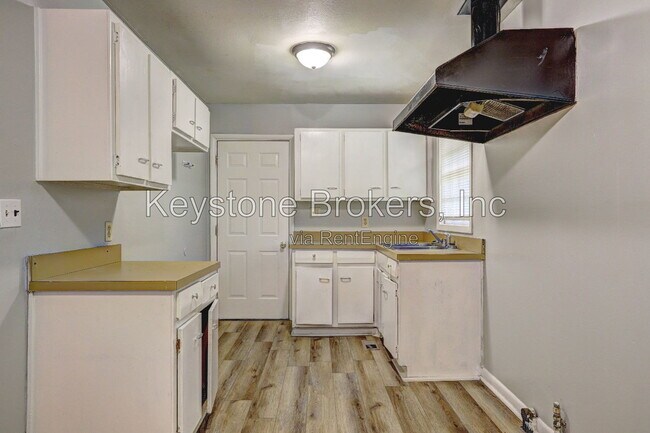 Foto del edificio - 2475 Groveland Cir N