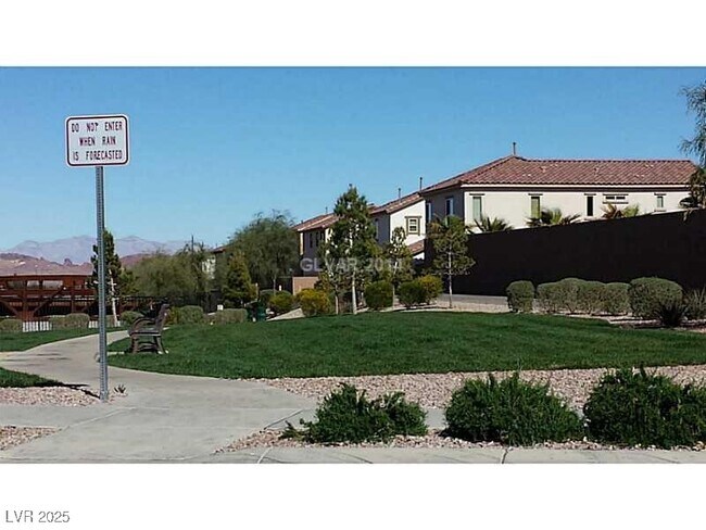 Foto del edificio - 680 Sumatra Pl