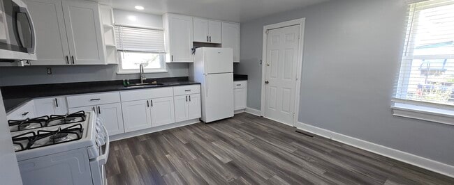 New upgraded kitchen cabinets - 818 Coolidge St