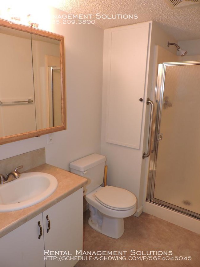 Building Photo - bedroom in Topeka KS 66608
