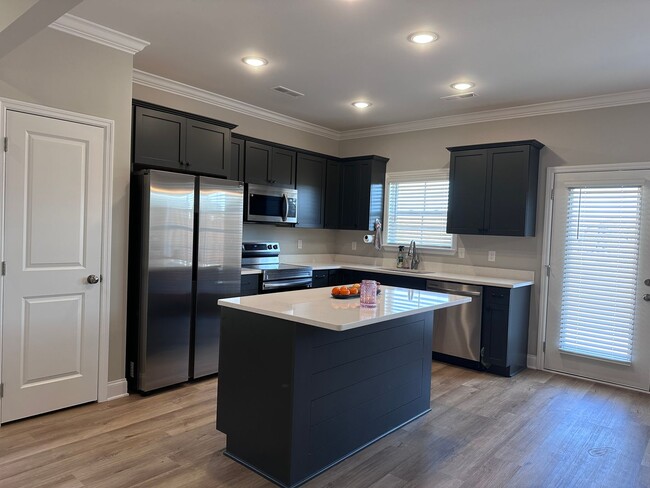 Building Photo - BEAUTIFUL TOWNHOME