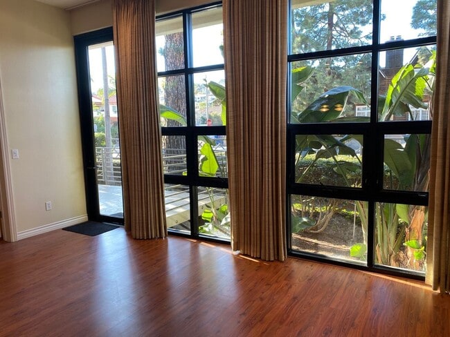 Building Photo - Pt. Loma Condo with Large Wrap Around Deck...