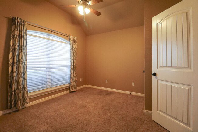 Building Photo - 4 Bedroom Home Available For June Move In!...