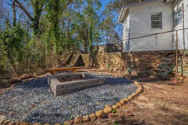 Building Photo - 838 Bobbin Mill Rd