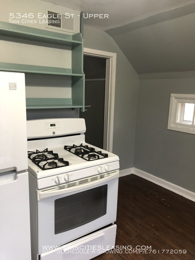 Foto del edificio - Freshly painted 2 bedroom upper level duplex