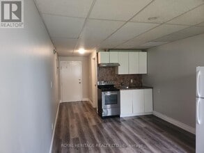 Building Photo - 8800-8800 Willoughby Dr