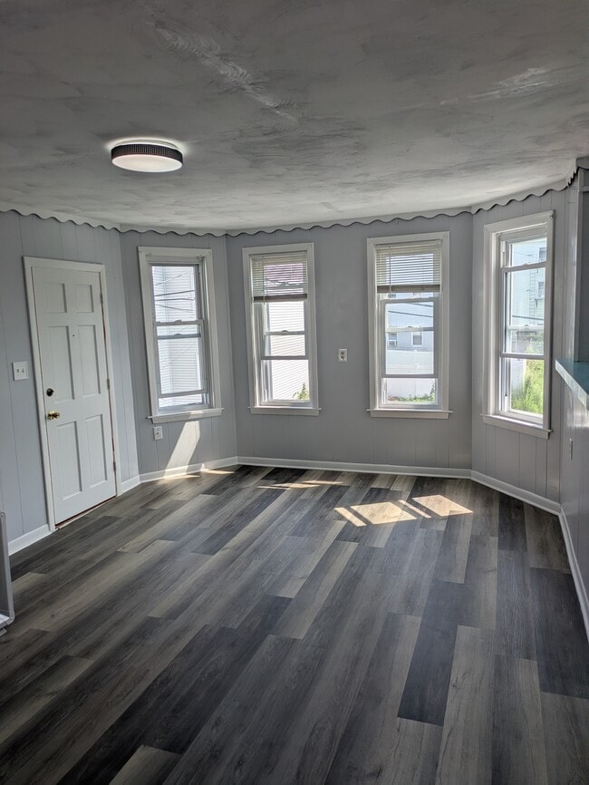 Building Photo - 224 Doyle St
