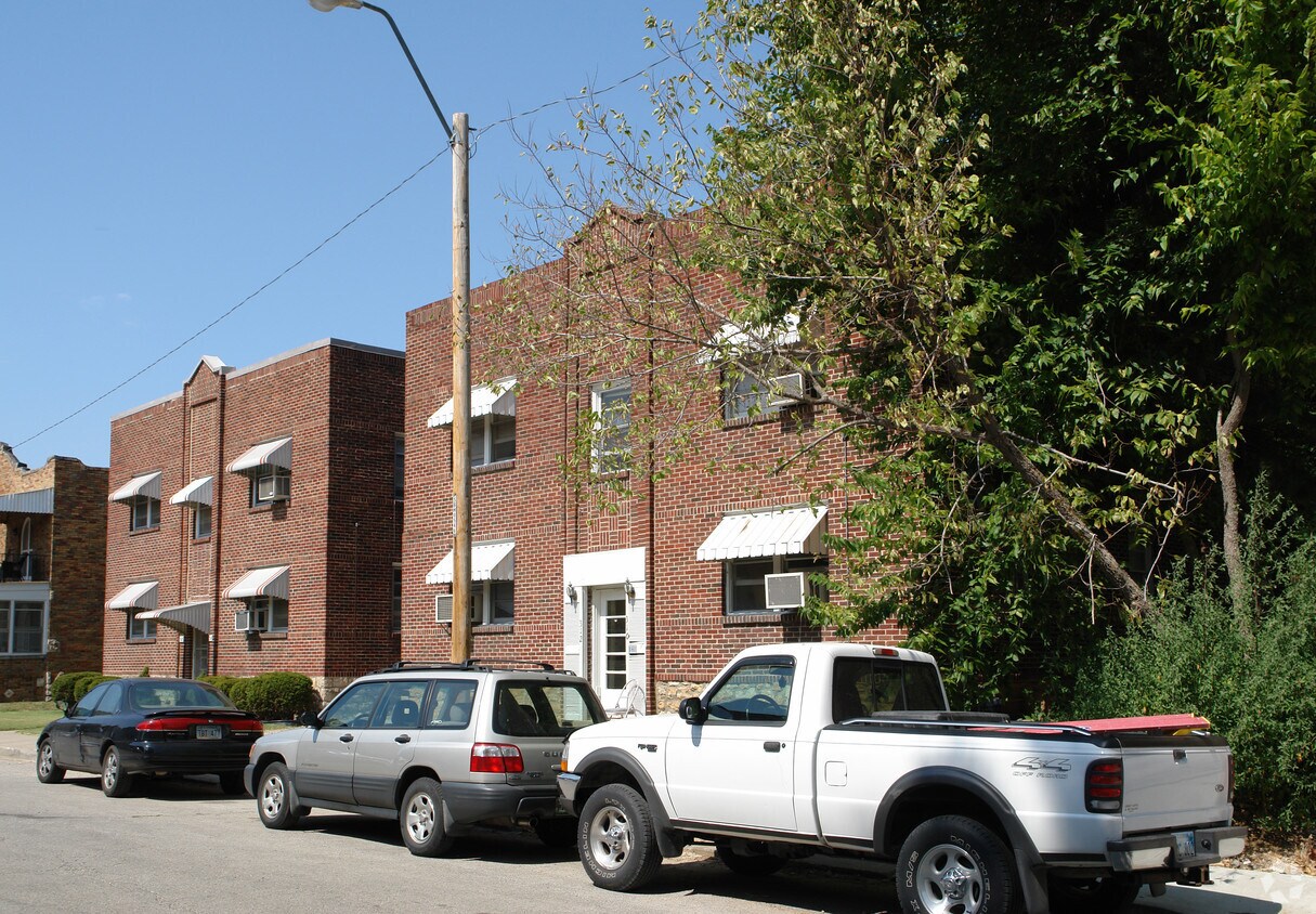 Building Photo - 310-318 W 45th Ter