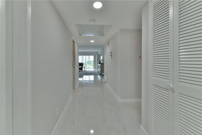 Building Photo - 2751 N Palm Aire Dr