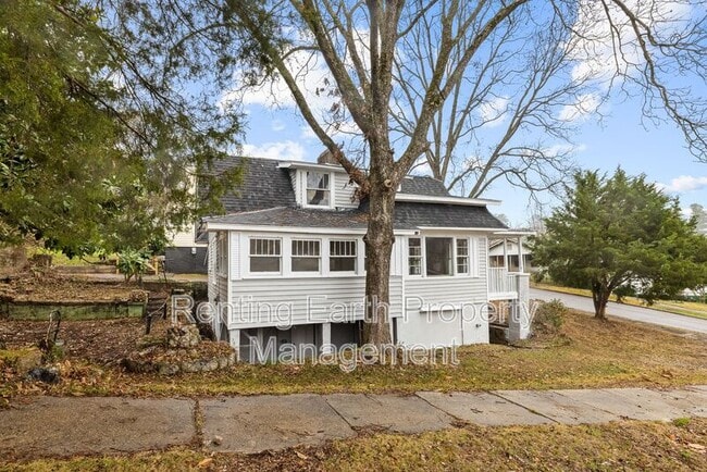 Building Photo - 1900 15th Ct N