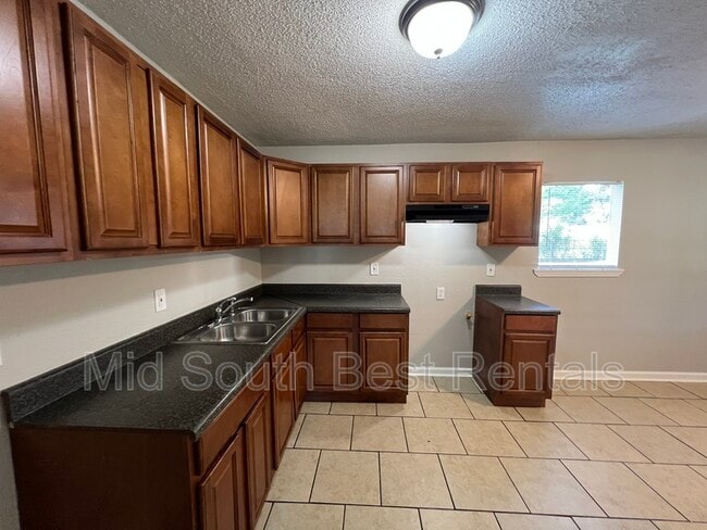 Building Photo - 597 Western Park Dr