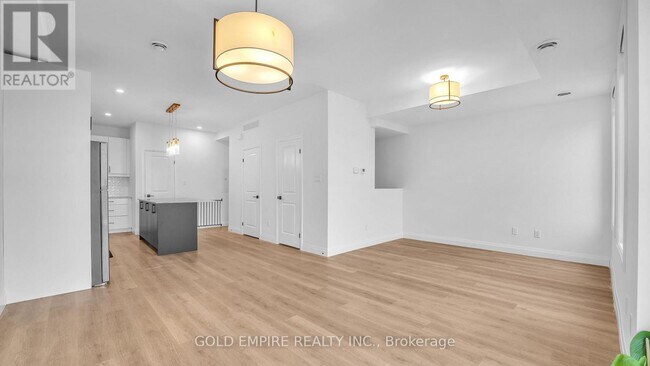 Photo du bâtiment - 3900 Savoy St