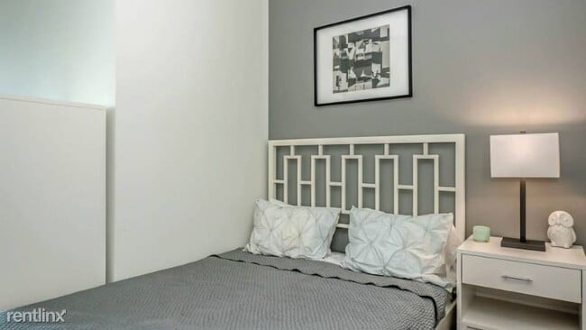 Building Photo - Studio, 1 bath Apartment - 1255 N Wells St