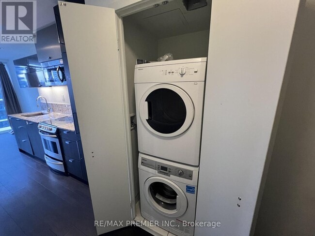 Building Photo - 290 Adelaide St W