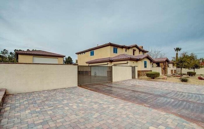 Foto del edificio - Luxurious 5-BR Custom Home with Masterful ...