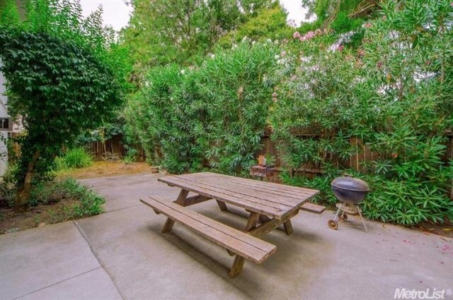 Courtyard - 635 Adams St