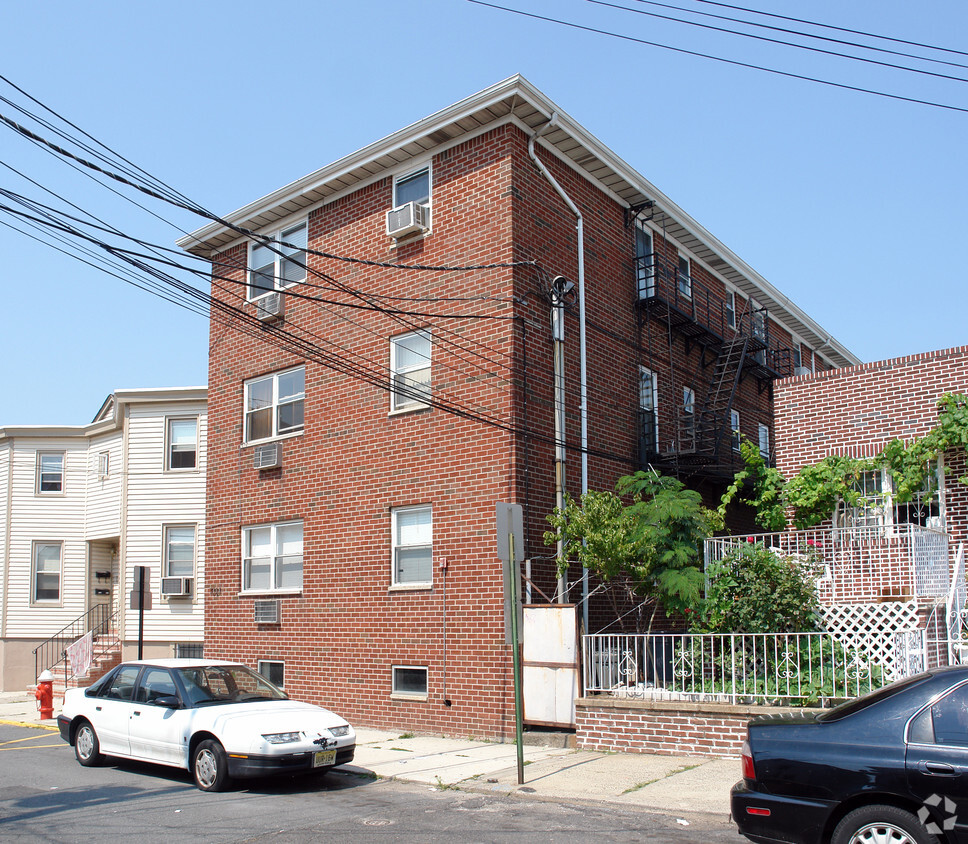 Building Photo - 7021 Madison St
