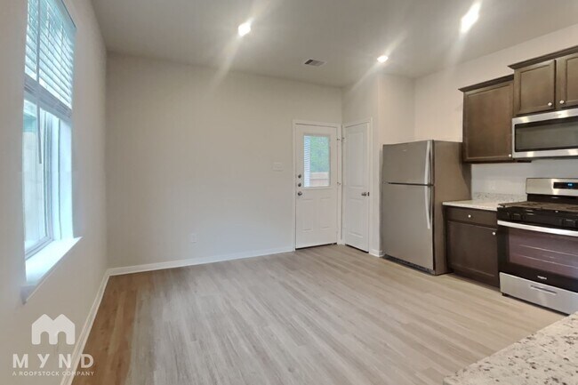 Foto del edificio - 15431 Maple Ter Dr
