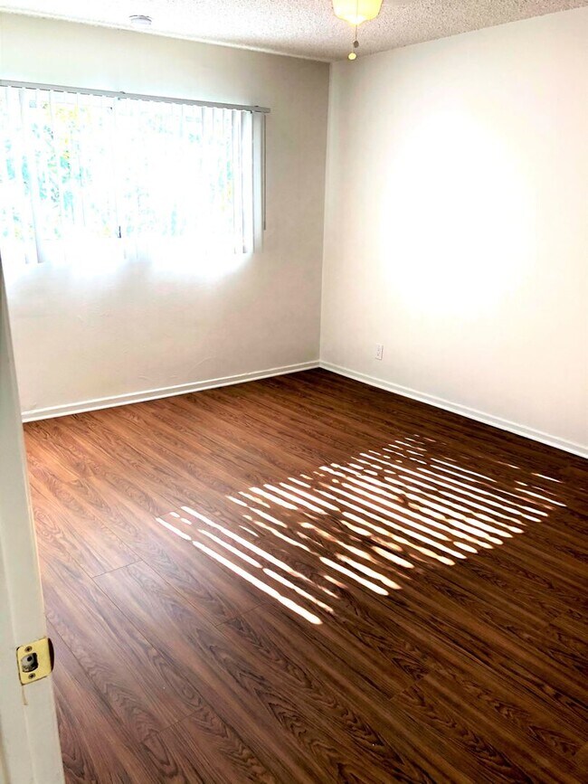 Foto del edificio - Large, spacious and bright 1bd/1ba central to everything!