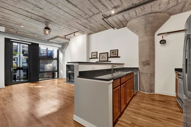 Building Photo - 1151 W 14th Pl