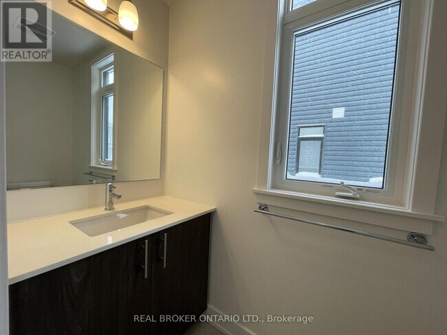 Building Photo - 882 Solarium Ave