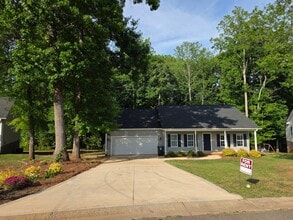 Building Photo - 2230 Evergreen Dr