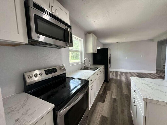 Building Photo - 1550 E Bay St