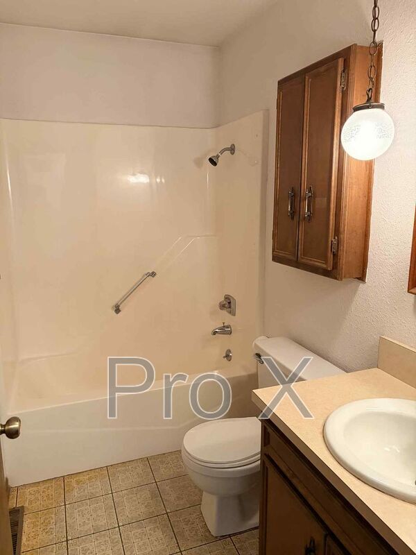 Building Photo - 2148 Forest Dr