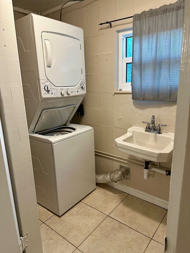 Building Photo - 2 Bedroom, 2 Bath home for Rent