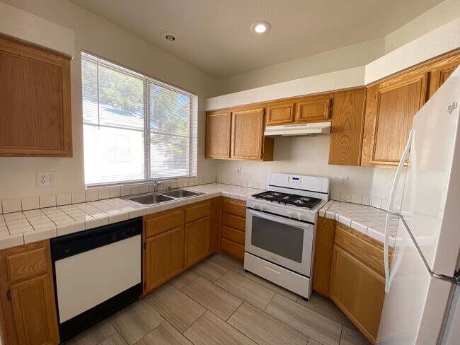 Foto del edificio - 1 Bedroom Condo - W Tropicana/Decatur - 2nd floor unit.