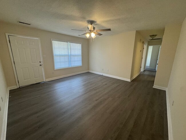 Foto del edificio - Spacious three bedroom, two bathroom home