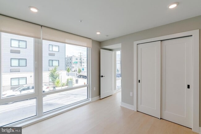 Foto del edificio - 6604 Ridge Ave