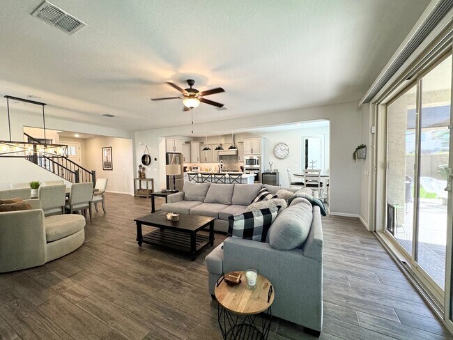 Foto del edificio - Gorgoues Updated home in gated community w...