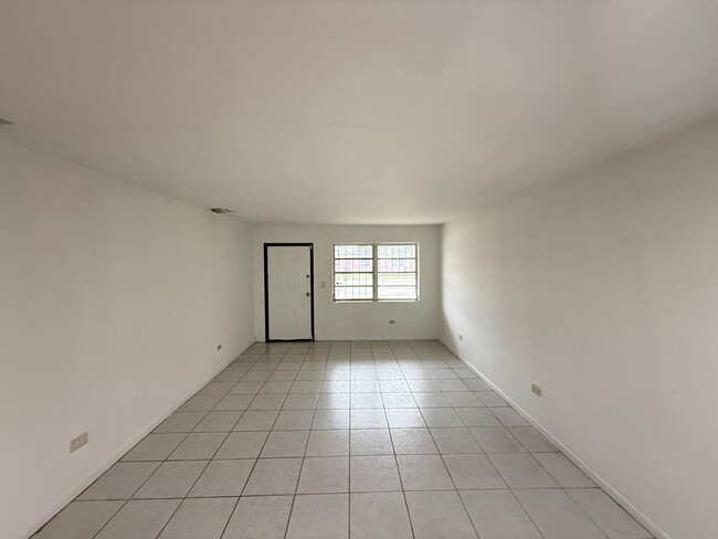 Foto del edificio - SPACIOUS 2 BD 1 BATH UNIT WITH LARGE BACKYARD