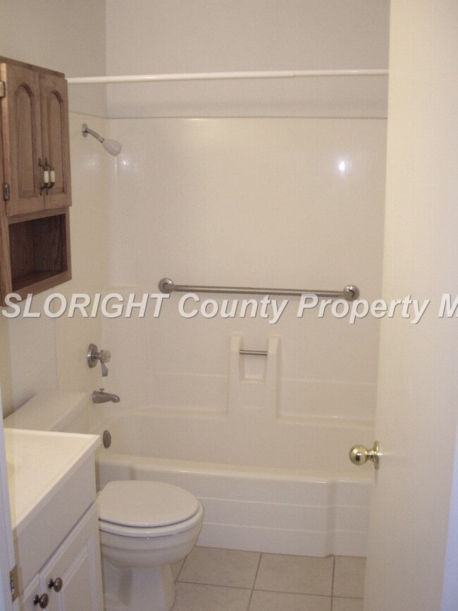Building Photo - AVAILABLE JULY- Charming Paso Home 55+ and Older Community