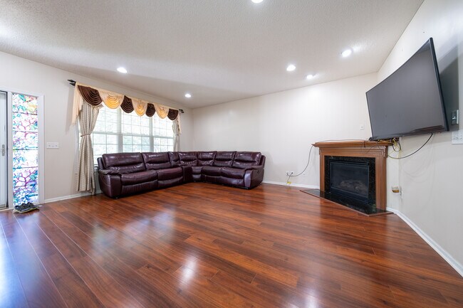 Building Photo - 10015 Gentian Dr
