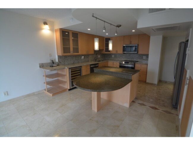 Foto del edificio - Large Immaculate 3/2.5/2 Ohua Ave. Penthouse