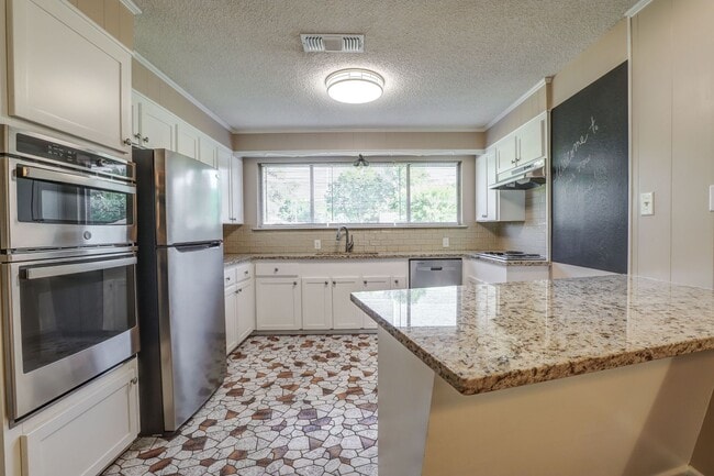 Building Photo - 3 Bedroom 2 Bathroom Home in Wake Village, TX