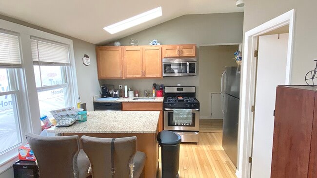 Building Photo - 2157 W Fletcher St