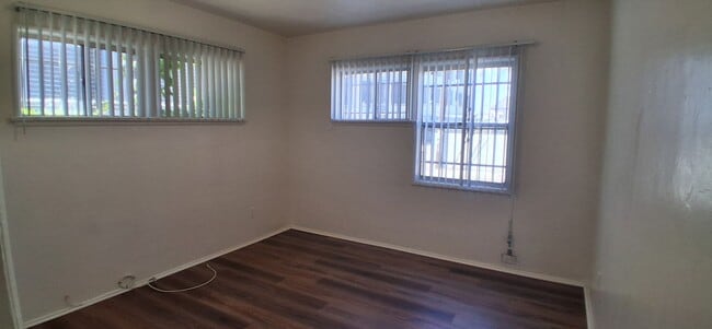 Building Photo - 1578E