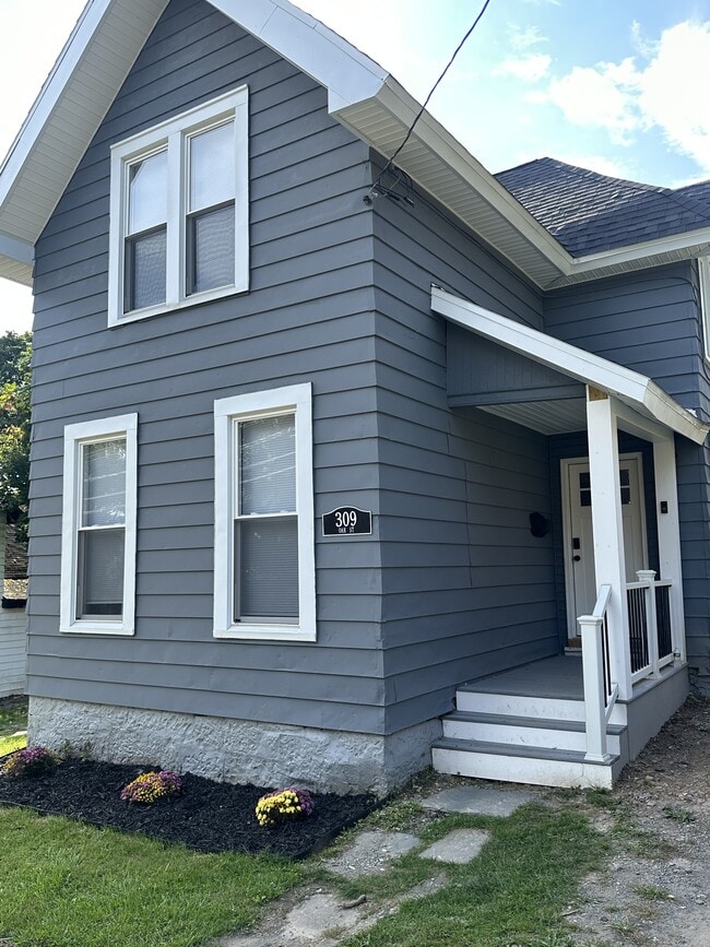 Building Photo - 309 Oak St