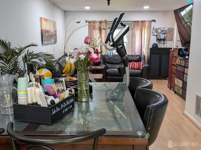 Foto del edificio - 2103 Timber Oaks Rd