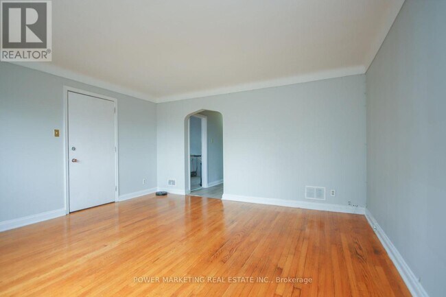 Photo du bâtiment - 679-679 Roosevelt Ave
