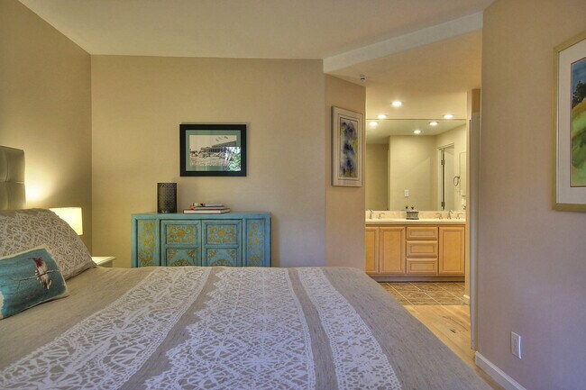 Foto del edificio - PRIVACY, SERENITY, AND RESORT STYLE LIVING...