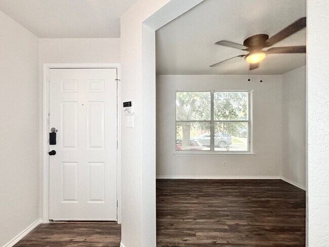 Foto del edificio - Gorgeous 3 bed 2.5 bath!