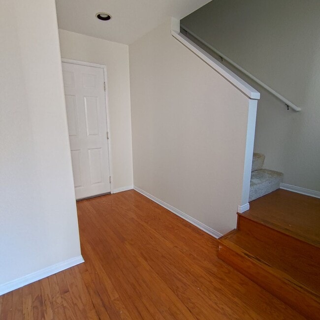 Building Photo - 2 Bedroom 2 Bath Townhome in North Pacific...