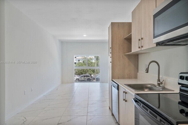 Building Photo - 420 SW 7th Ave